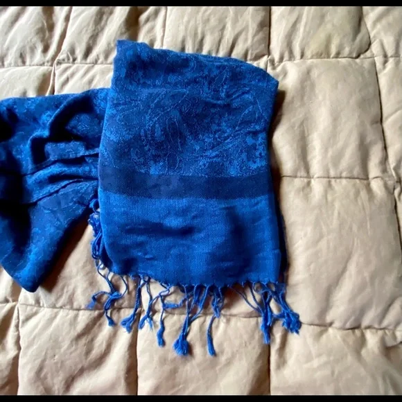 ⚜️Pashmina Scarf in Blue Paisley Pattern⚜️ - Picture 3 of 5